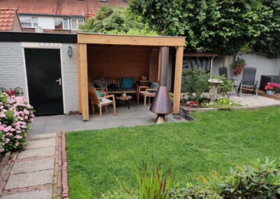 Dennis heeft in onze tuin een tuinoverkapping (man-cave) gebouwd.